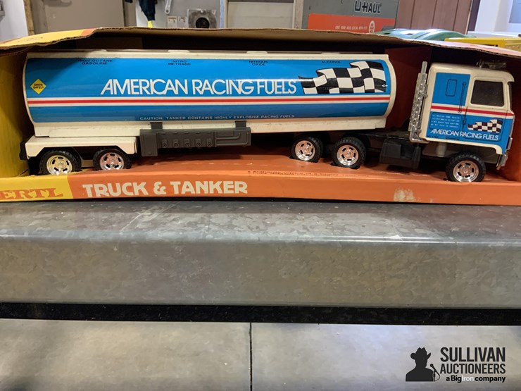ertl-chevrolet-titan-truck-&-tanker-image-9