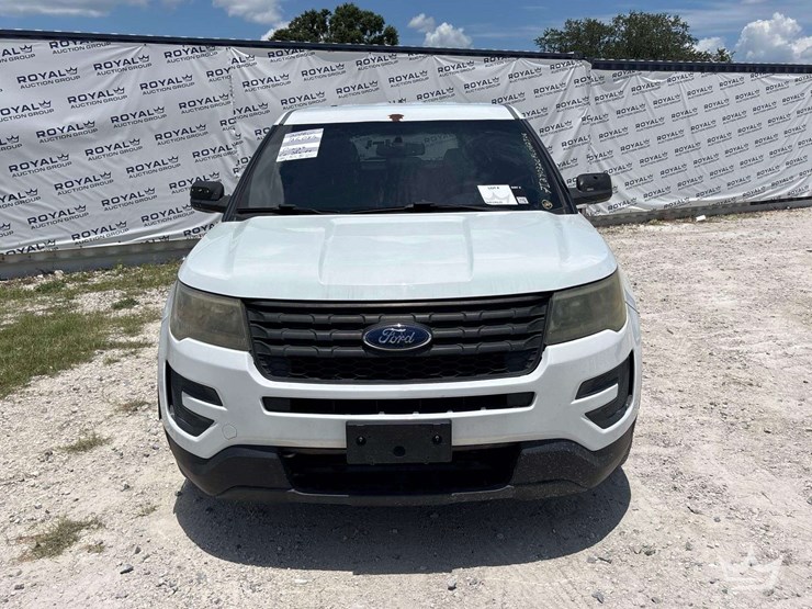 2016-ford-explorer-image-23