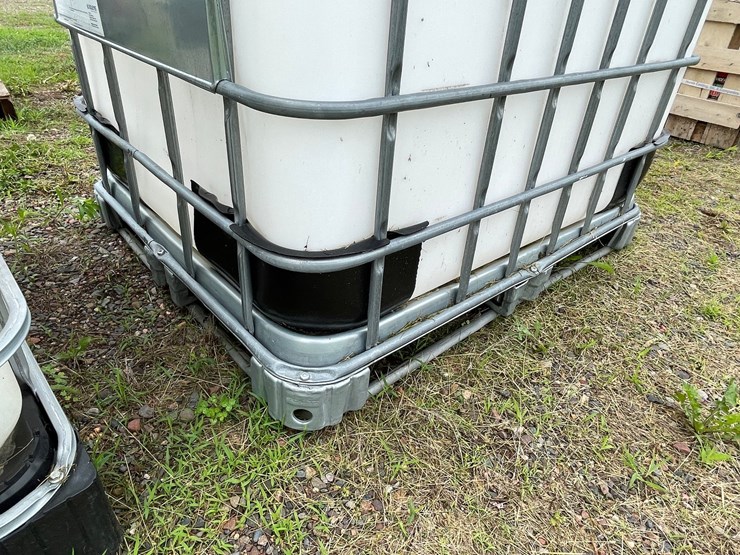 #4926-•-250-gallon-poly-tote-with-gas-powered-pump-image-5