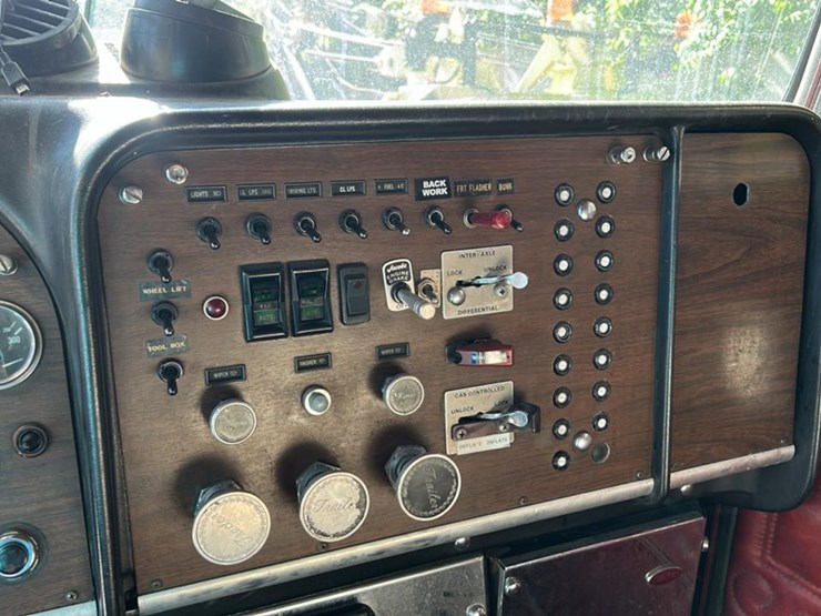 1979-peterbilt-359-image-20