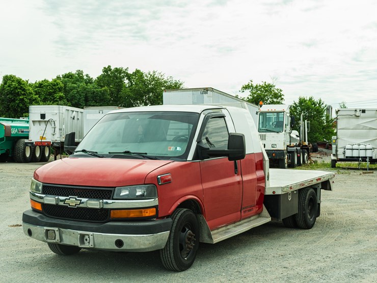 #155-•-2012-chevrolet-4500-flat-bed-truck-image-1