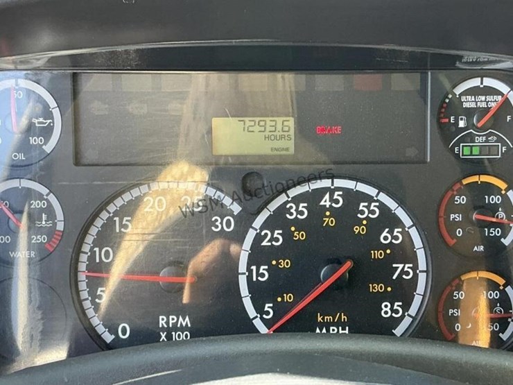 2013-freightliner-m2-106-image-33