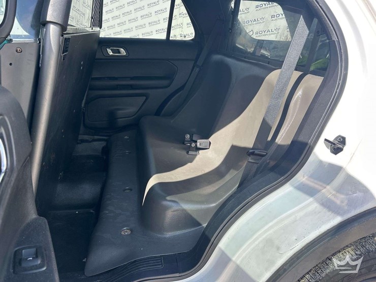 2017-ford-explorer-image-16