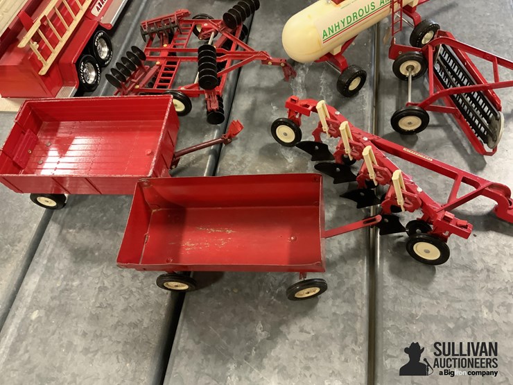 international-1586-toy-tractor-w/implements-image-4