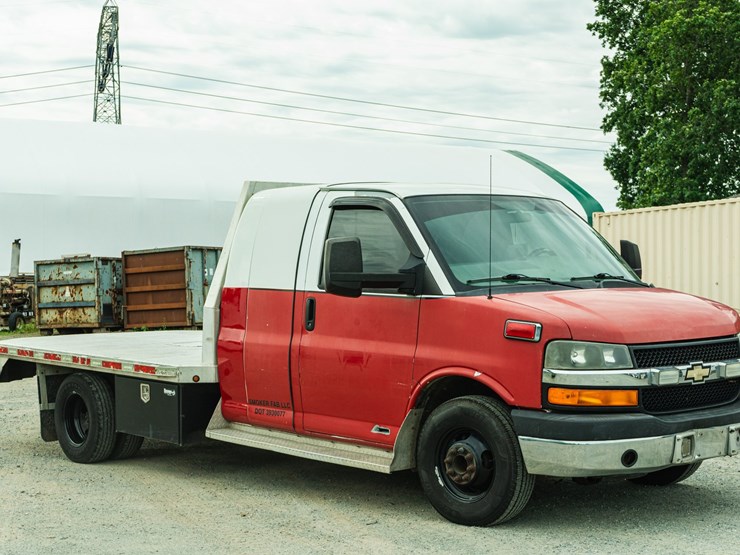 #155-•-2012-chevrolet-4500-flat-bed-truck-image-4