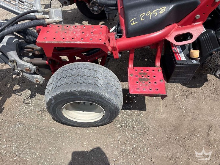 2015-toro-greensmaster-3300-triflex-commercial-greens-mower-image-12