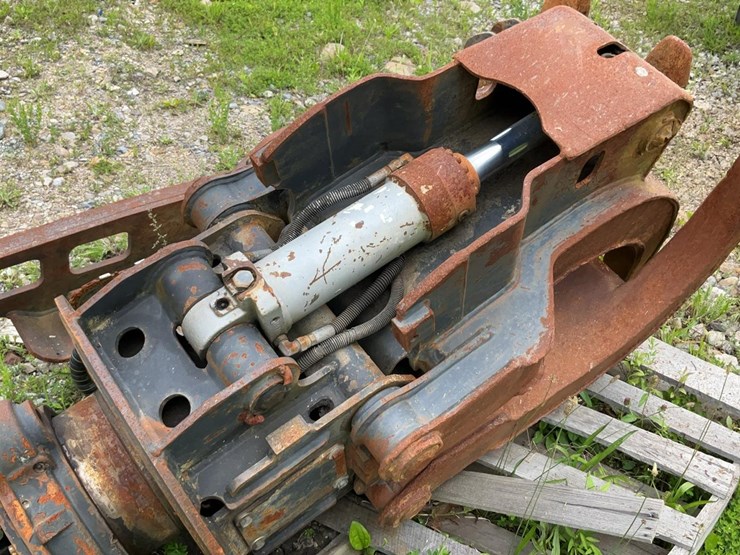 #144-•-rotobec-grapple-head-with-saw-image-9