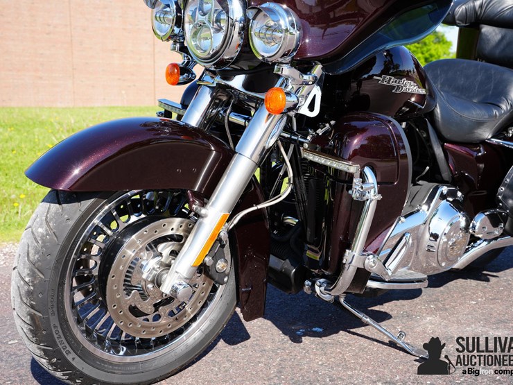 run-#10---2011-harley-davidson-flhx-motorcycle-image-11