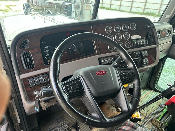 2024-peterbilt-389-image-13