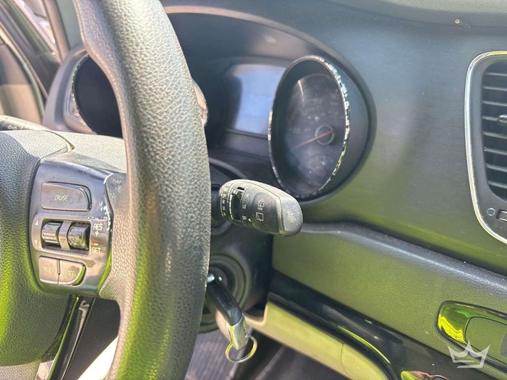 2016-kia-sedona-image-12