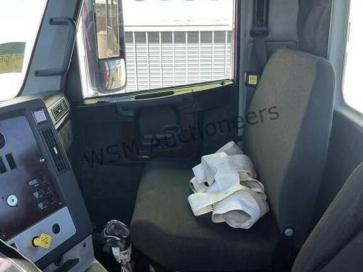 2016-freightliner-122sd-image-17