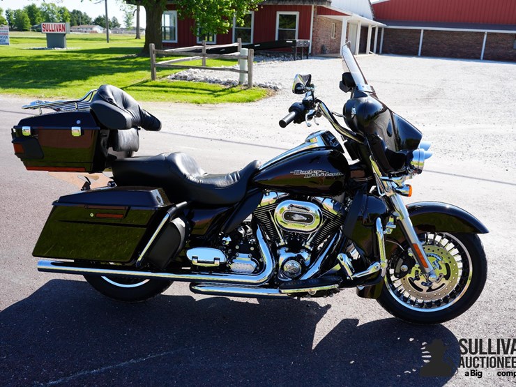 run-#10---2011-harley-davidson-flhx-motorcycle-image-4