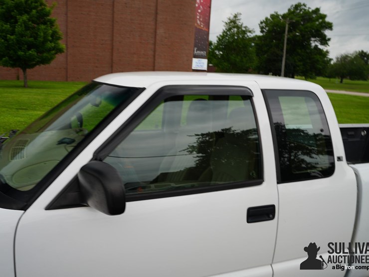 2001-chevrolet-s10-image-15