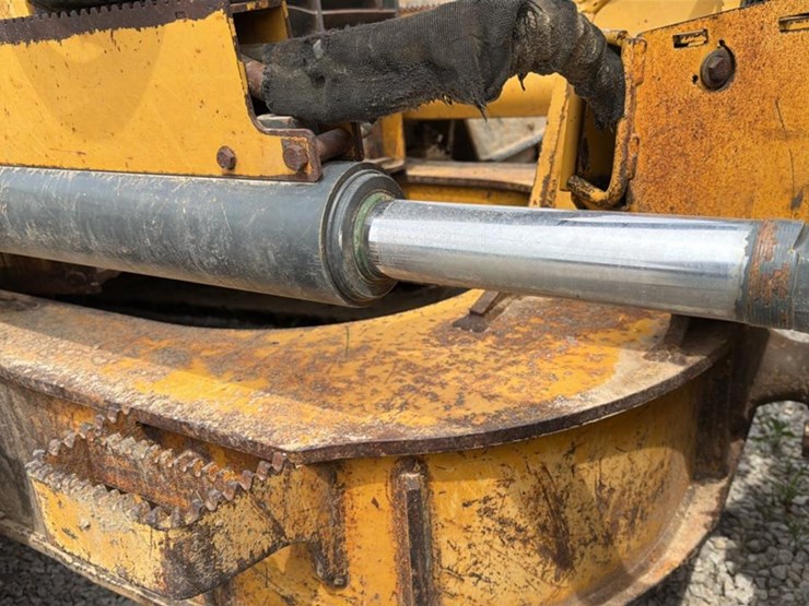 2004-deere-700h-image-50