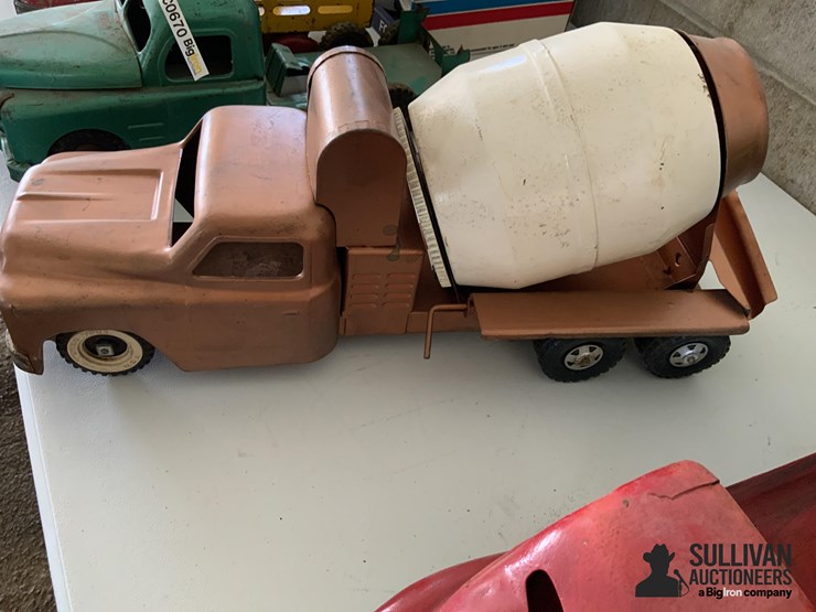 concrete-and-dump-toy-trucks-image-5