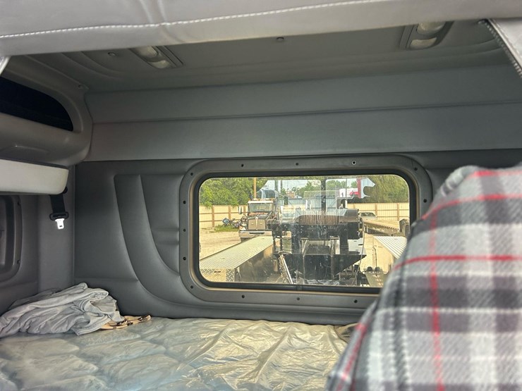2024-peterbilt-389-image-16