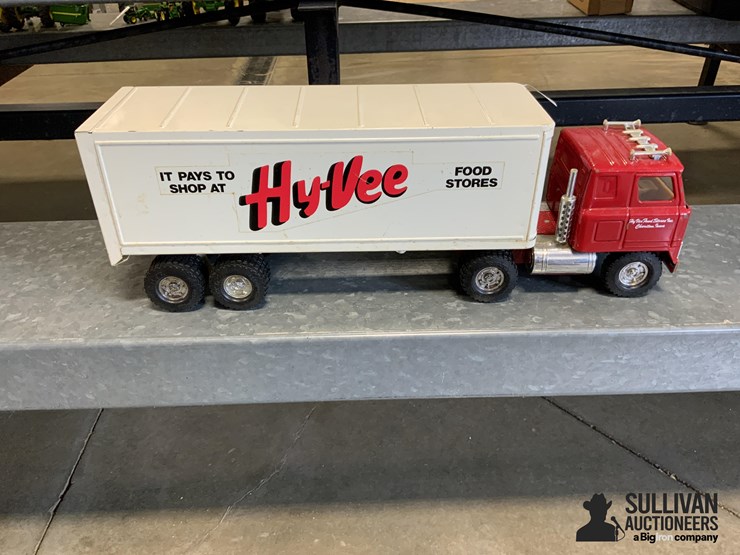 ertl-hyvee-toy-truck-and-trailer-image-8