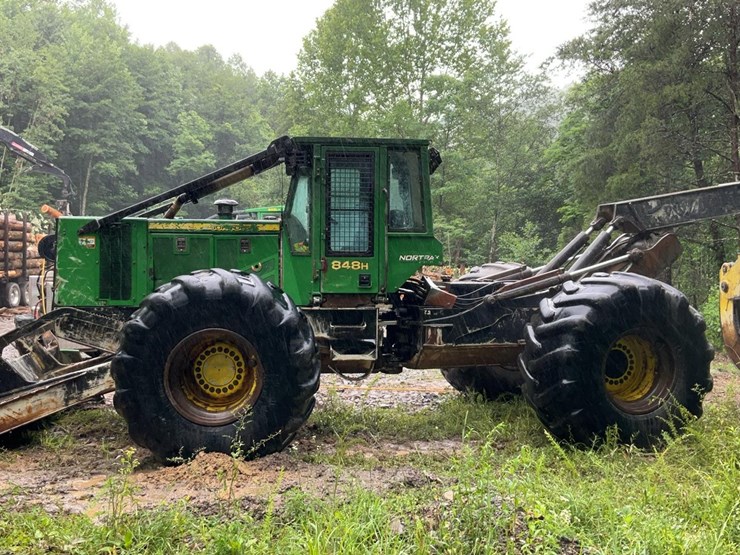 2015-deere-848h-image-3