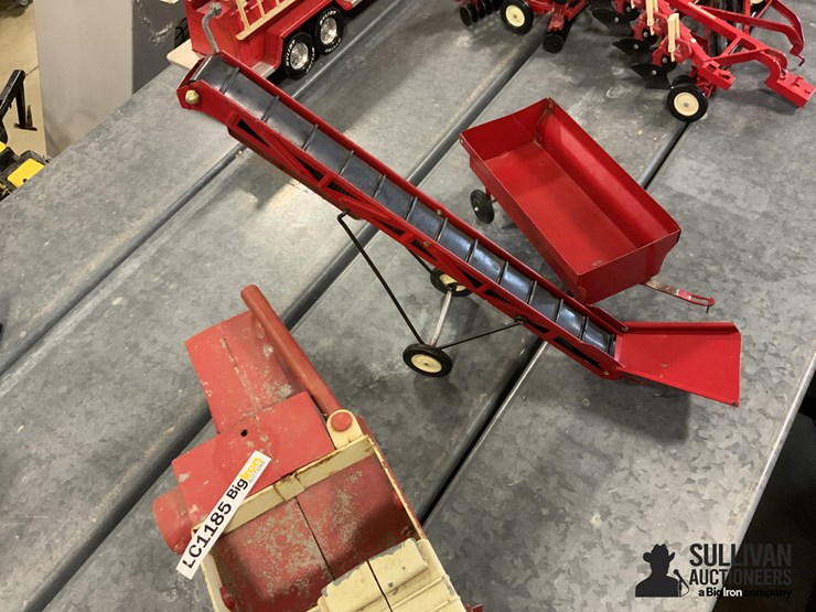 international-combine-w/auger-and-ertl-grain-cart-image-8