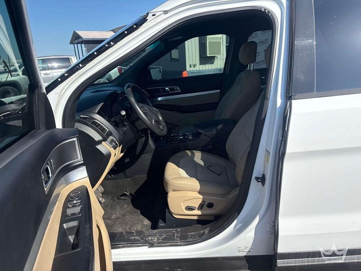 2016-ford-explorer-image-12