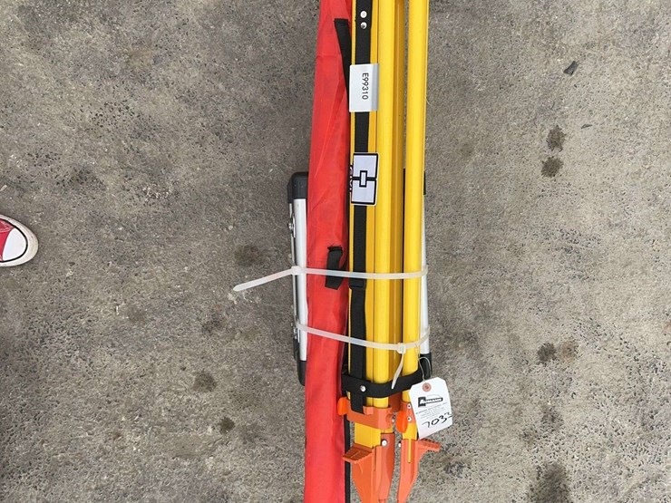 giyi-surveying-tripod-with-carrying-case-image-5