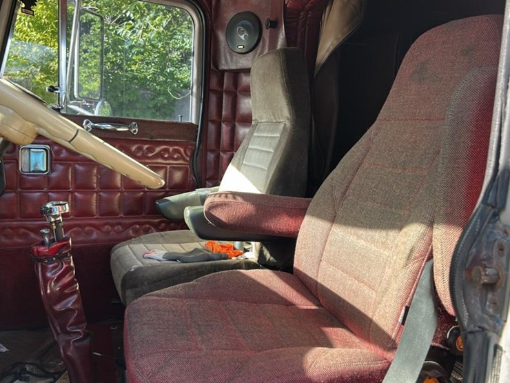 1979-peterbilt-359-image-18