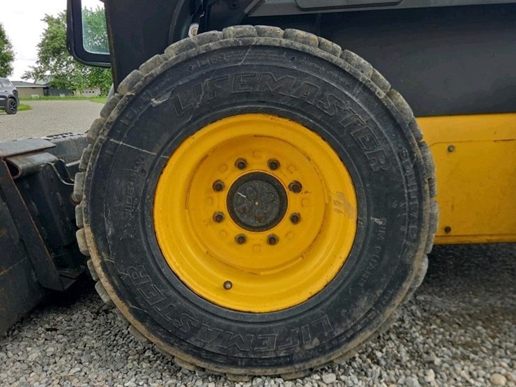 2012-new-holland-l220-image-16