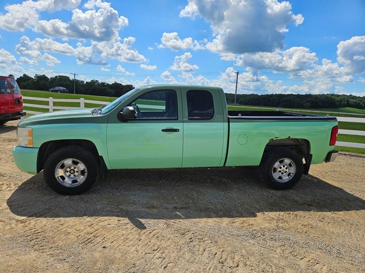 2010-chevrolet-2500-image-2