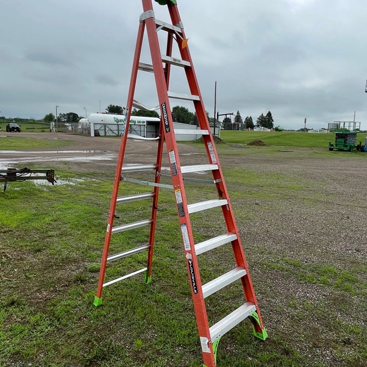 #4925 • Louisville Cross X Step 10' Fiberglass Step Ladder