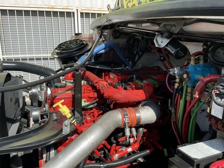 2013-freightliner-m2-106-image-27