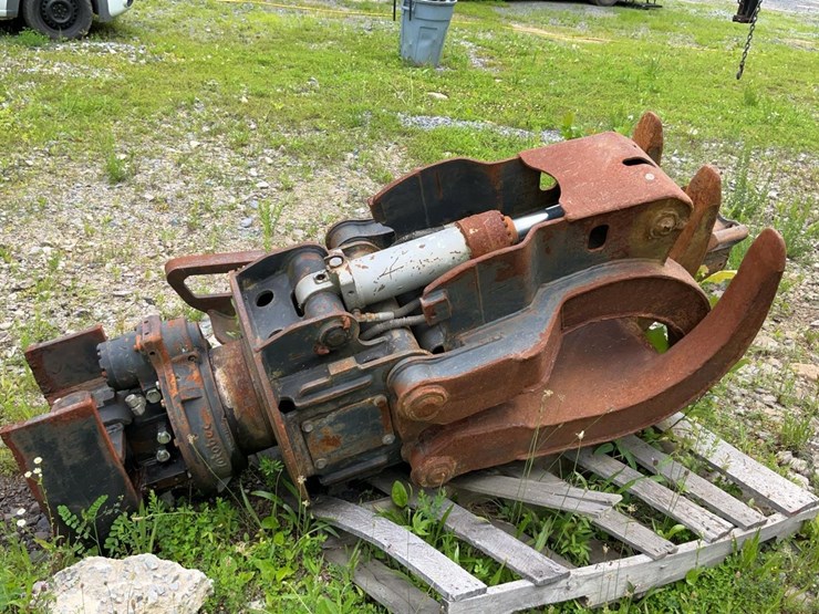 #144-•-rotobec-grapple-head-with-saw-image-3