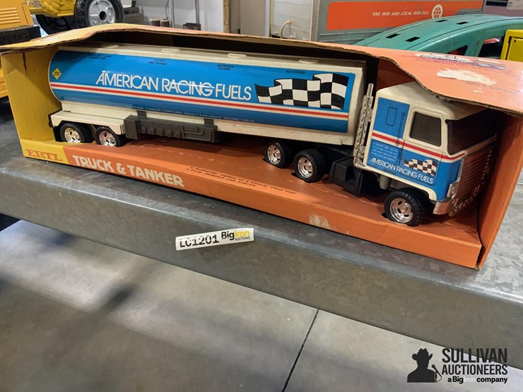 ertl-chevrolet-titan-truck-&-tanker-image-1