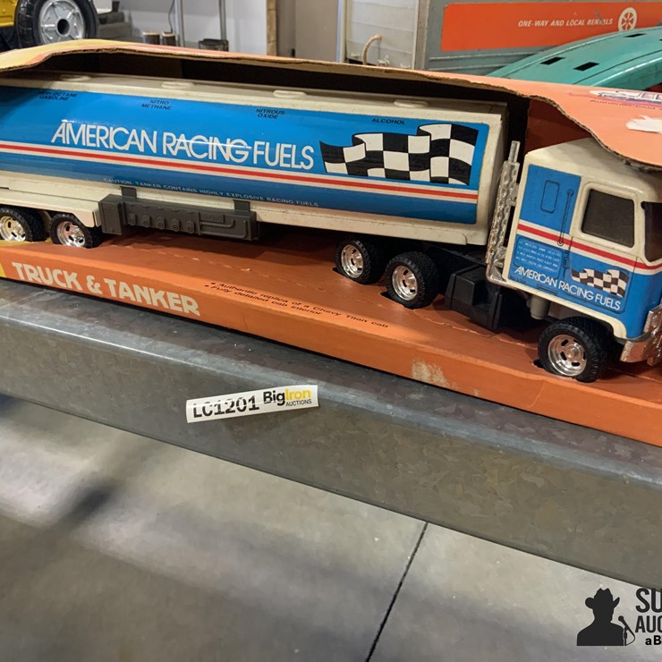 Ertl Chevrolet Titan Truck & Tanker
