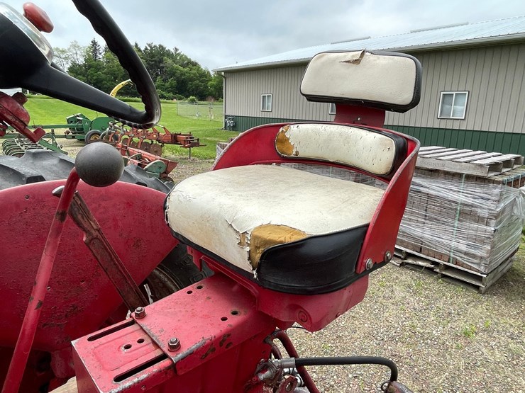 #4905-•-farmall-560-diesel-tractor-image-32
