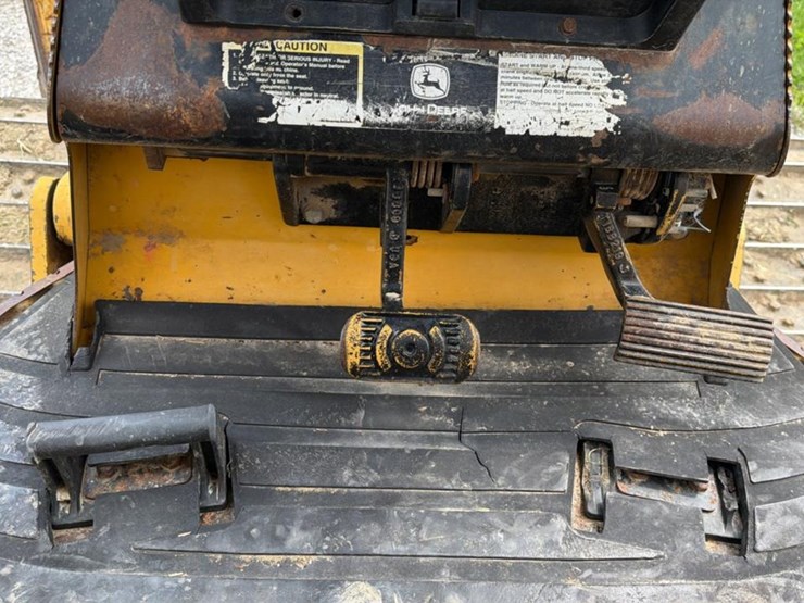 2004-deere-700h-image-30