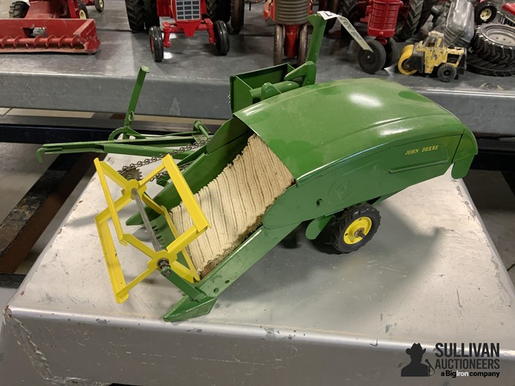 john-deere-pull-type-combine-toy-image-1