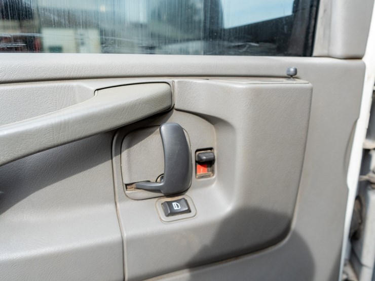 #155-•-2012-chevrolet-4500-flat-bed-truck-image-18
