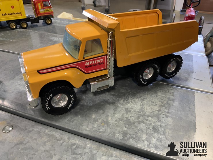nylint-road-builder-dump-truck-image-1