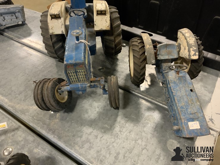 ford-8000-toy-tractor-&-parts-image-4
