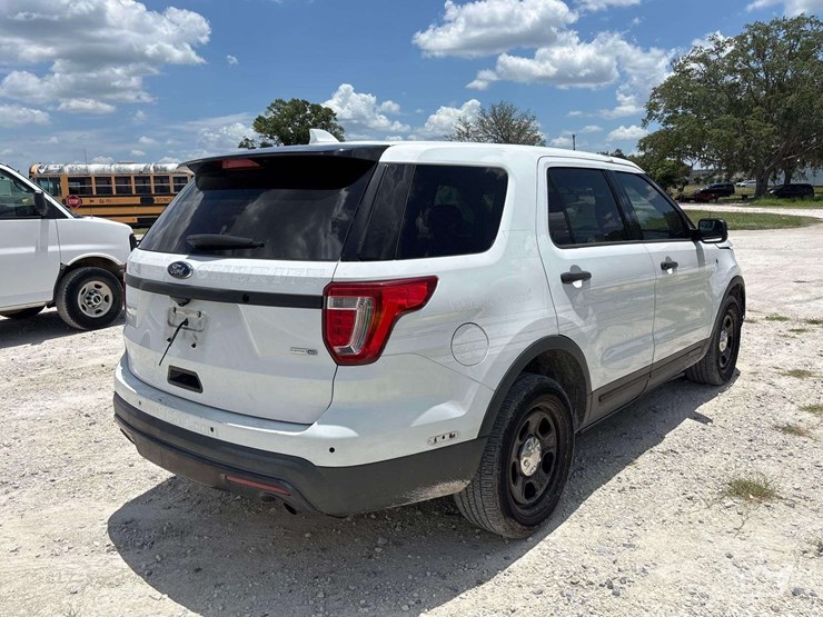 2016-ford-explorer-image-3