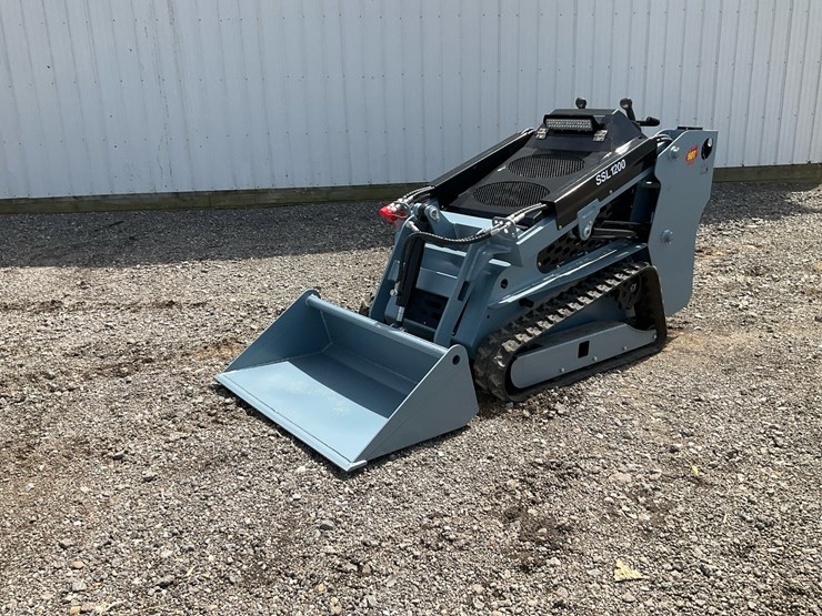 #1019-•-unused-sdlanch-ssl1200-mini-track-skid-steer-loader-image-9