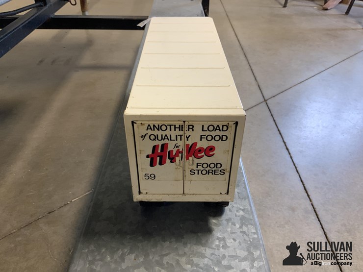 ertl-hyvee-toy-truck-and-trailer-image-6