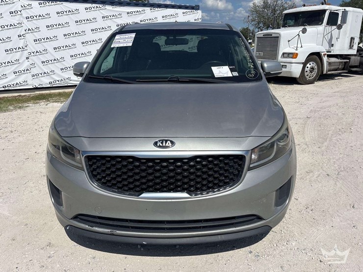 2016-kia-sedona-image-24