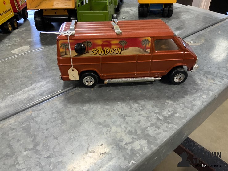 ertl-sandvan-toy-van-image-4