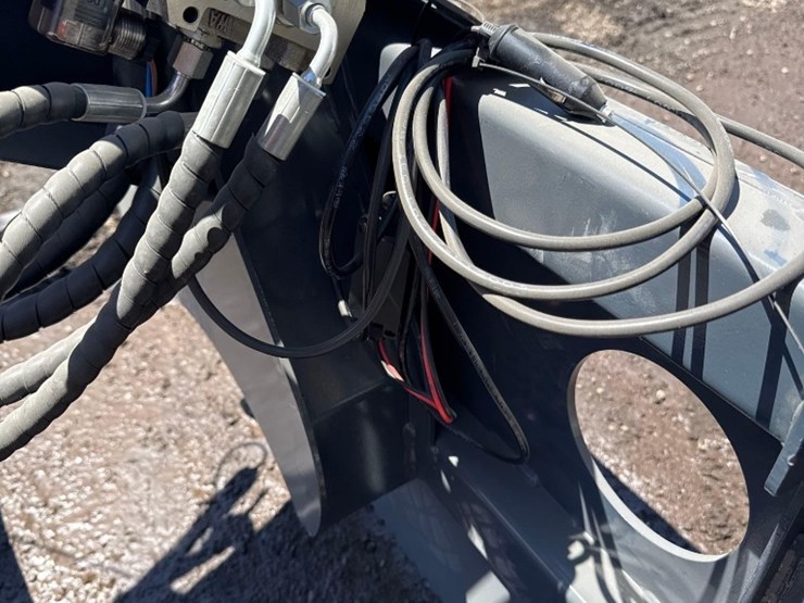 new-giyi-co-hydraulic-skidloader-rotating-grapple-attachment-model-rg63-image-3
