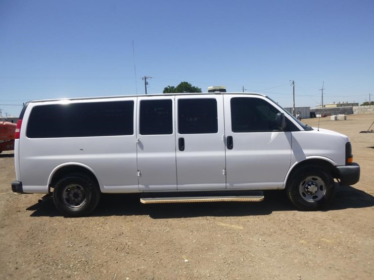 2013-chevrolet-3500-image-13