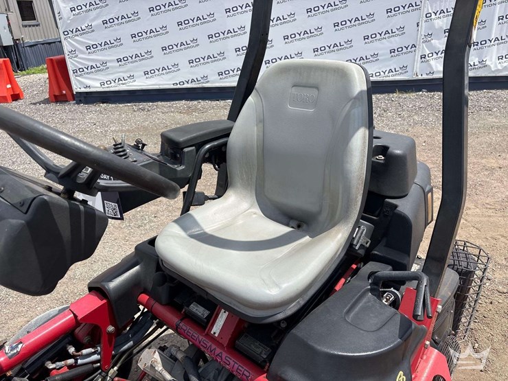 2015-toro-greensmaster-3300-triflex-commercial-greens-mower-image-11