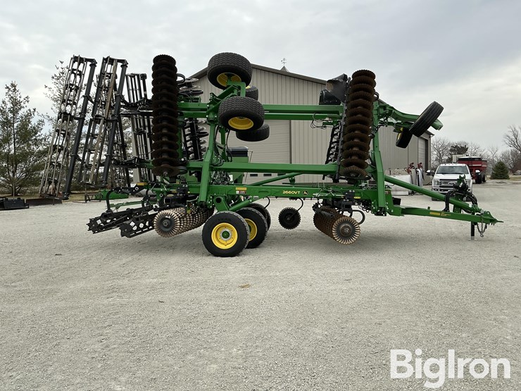 2022-john-deere-2660vt-image-4