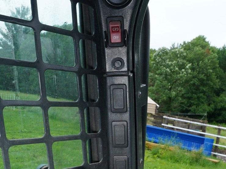 2015-bobcat-s650-image-40