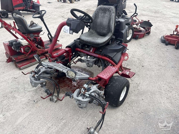 2015-toro-greensmaster-3300-triflex-commercial-greens-mower-image-1